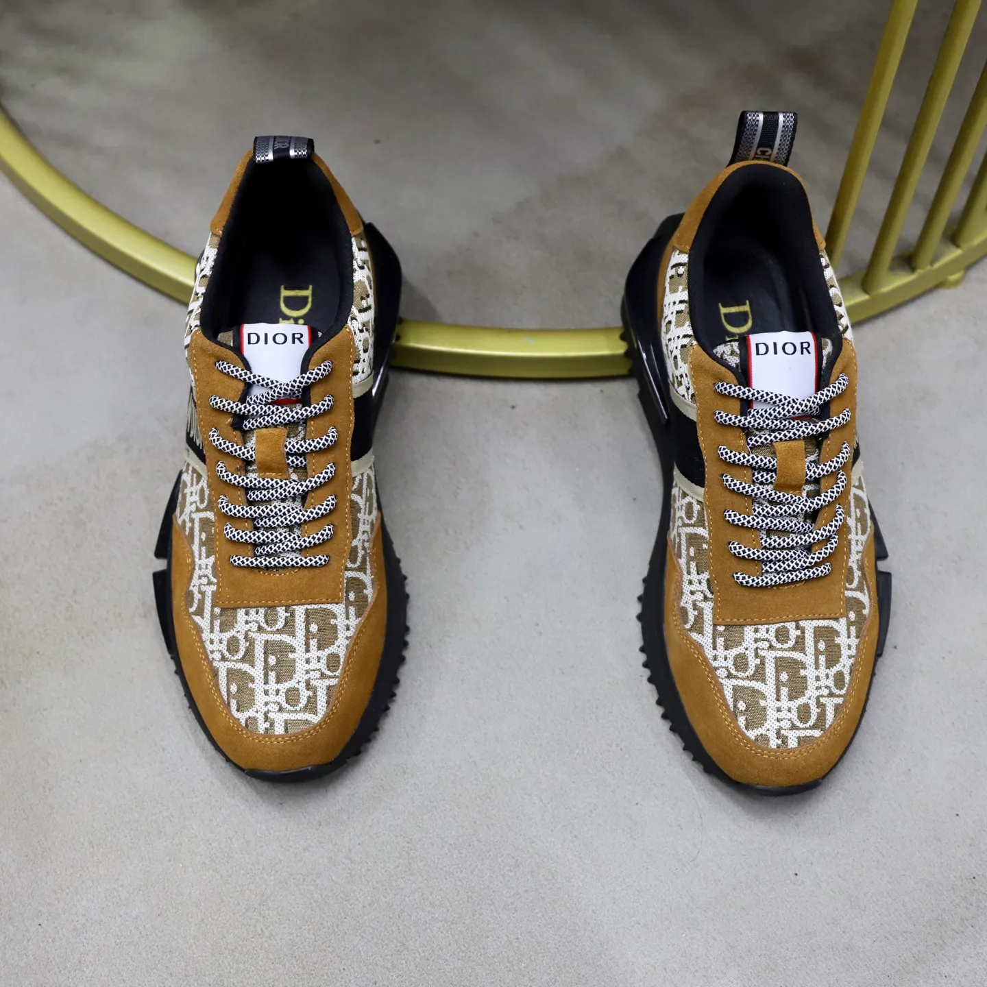 Ex-factory price: 442💰🙅‍♂️🙅‍♂️🙅‍♂️ Brand: Dior DIOR Standard code: 38-44 (45 customized) Grade: Same as the official website Material: Original cowhide material spliced with brand cloth Comfortable and breathable lining Lightweight and wear-resistant sports outsole Style category: Men's fashion casual shoes Running sports shoes Distinguished luxury brand elements Top luxury color: actual picture color